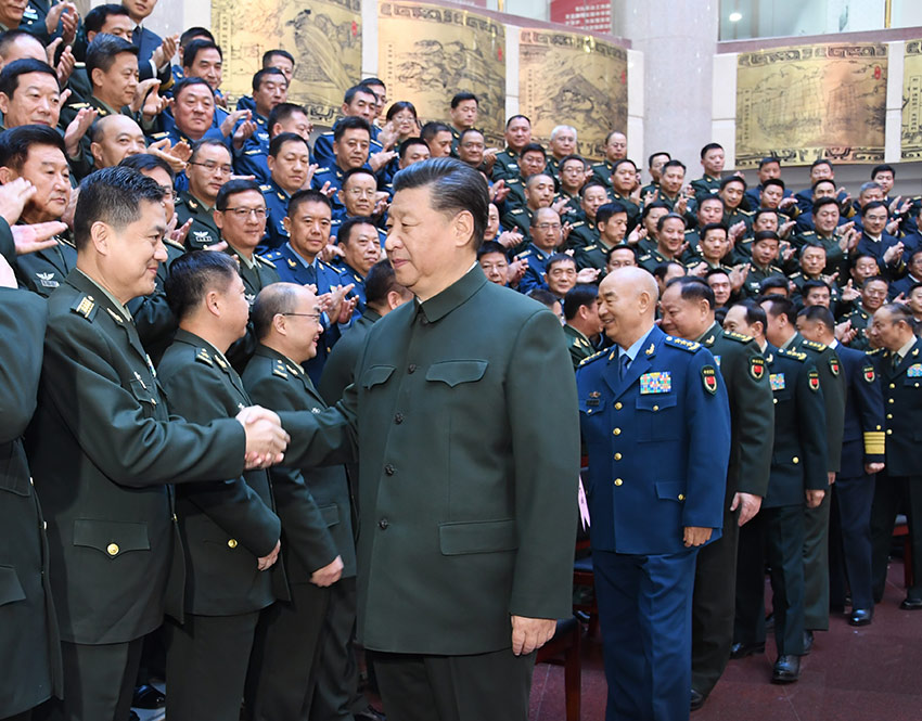 11月27日上午，全軍院校長集訓在國防大學開班。中共中央總書記、國家主席、中央軍委主席習近平出席開班式並發(fā)表重要講話，代表黨中央和中央軍委，向全軍院校長和軍事教育戰(zhàn)線的同志們致以誠摯問候。這是習近平親切接見集訓班全體學員。 新華社記者 李剛 攝