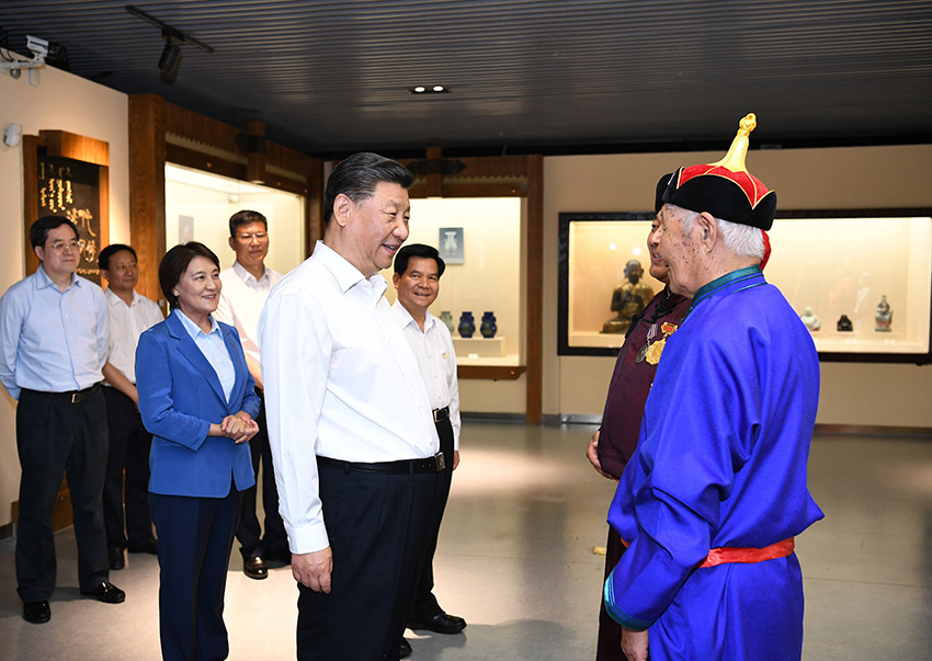 7月15日，中共中央總書記、國(guó)家主席、中央軍委主席習(xí)近平赴內(nèi)蒙古自治區(qū)考察調(diào)研。這是習(xí)近平在赤峰市喀喇沁旗馬鞍山林場(chǎng)了解生態(tài)文明建設(shè)情況。 新華社記者 謝環(huán)馳 攝