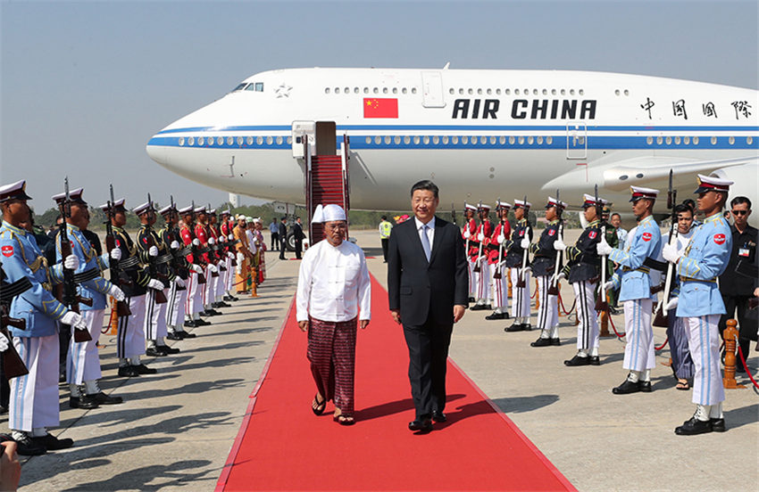 當?shù)貢r間1月17日下午，國家主席習近平乘專機抵達內比都國際機場，開始對緬甸聯(lián)邦共和國進行國事訪問。習近平抵達時，緬甸第一副總統(tǒng)敏瑞率多名內閣部長在舷梯旁熱情迎接。新華社記者 鞠鵬 攝