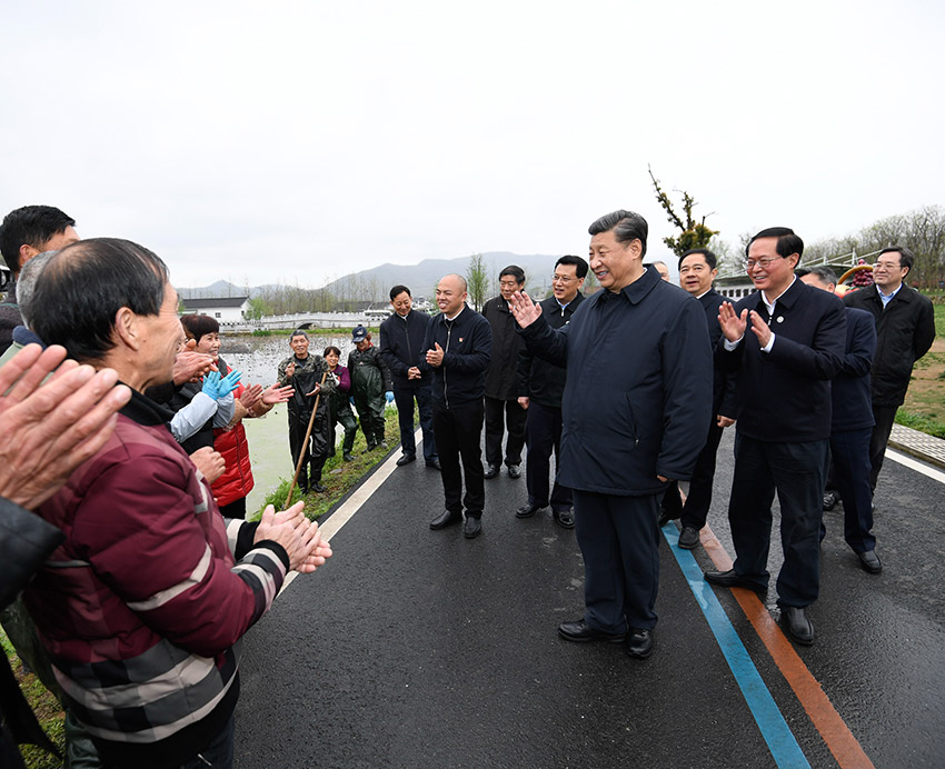 3月30日，中共中央總書記、國家主席、中央軍委主席習(xí)近平在浙江省安吉縣天荒坪鎮(zhèn)余村考察，同村民們親切交談，了解該村多年來踐行“綠水青山就是金山銀山”理念、推動綠色發(fā)展發(fā)生的巨大變化。 新華社記者 申宏 攝