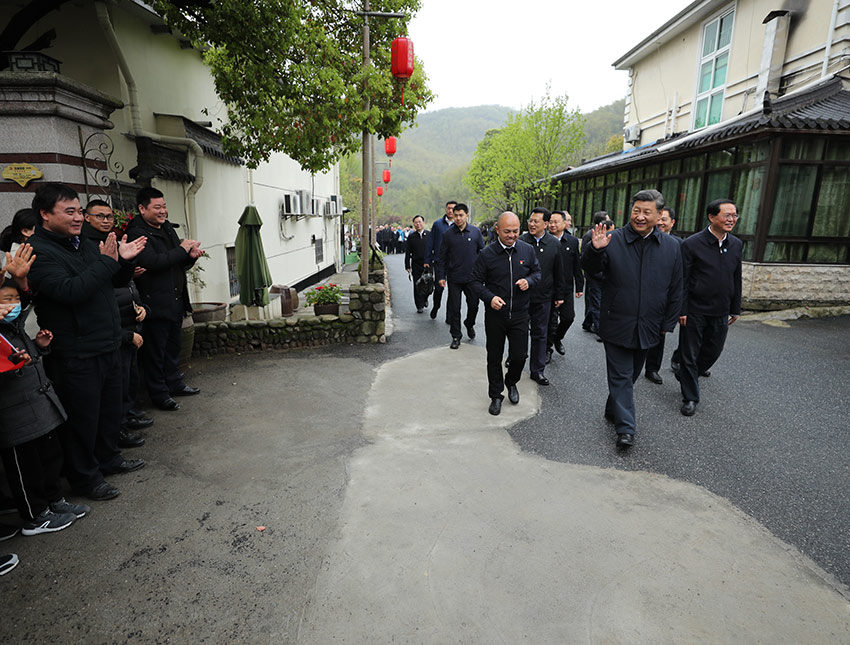 3月30日，中共中央總書記、國家主席、中央軍委主席習近平在浙江省安吉縣天荒坪鎮(zhèn)余村考察，了解該村多年來踐行“綠水青山就是金山銀山”理念、推動綠色發(fā)展發(fā)生的巨大變化。 新華社記者 鞠鵬 攝