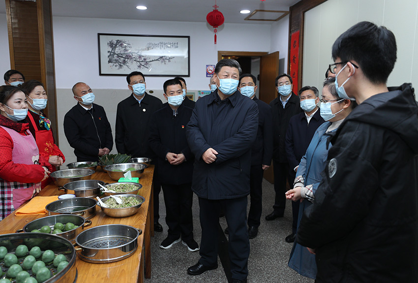 3月30日，中共中央總書記、國家主席、中央軍委主席習近平在浙江省安吉縣天荒坪鎮(zhèn)余村考察，同村民們親切交談，了解該村多年來踐行“綠水青山就是金山銀山”理念、推動綠色發(fā)展發(fā)生的巨大變化。 新華社記者 鞠鵬 攝