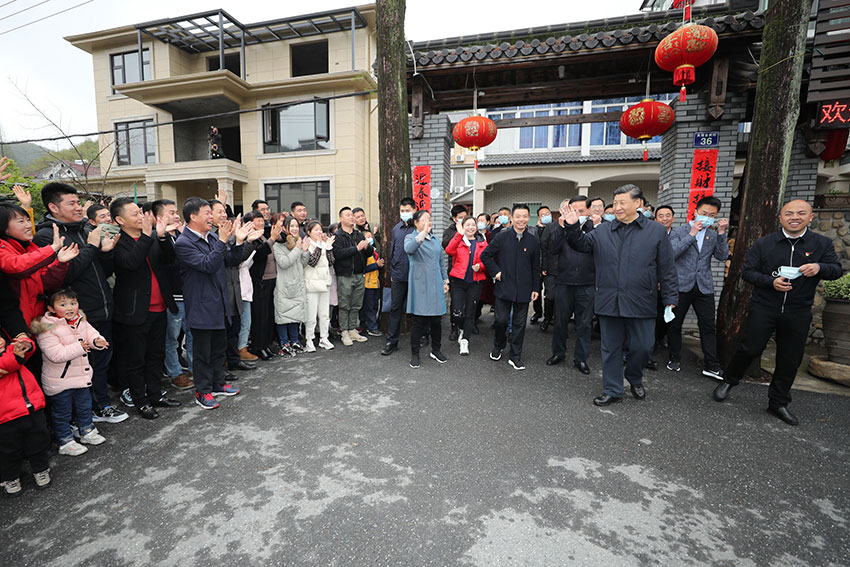 3月30日，中共中央總書記、國家主席、中央軍委主席習近平在浙江省安吉縣天荒坪鎮(zhèn)余村考察，同村民們親切交談，了解該村多年來踐行“綠水青山就是金山銀山”理念、推動綠色發(fā)展發(fā)生的巨大變化。 新華社記者 鞠鵬 攝