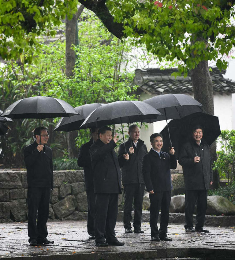 3月31日，中共中央總書記、國家主席、中央軍委主席習近平在杭州考察。這是習近平在西溪國家濕地公園就西溪濕地保護利用情況進行考察調(diào)研。 新華社記者 申宏 攝