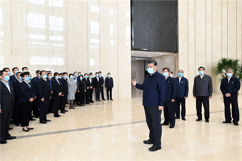 5月11日至12日，中共中央總書記、國家主席、中央軍委主席習近平在山西考察。這是5月12日上午，習近平在山西轉型綜合改革示范區(qū)政務服務中心考察時，同工作人員親切交流。新華社記者 李學仁 攝