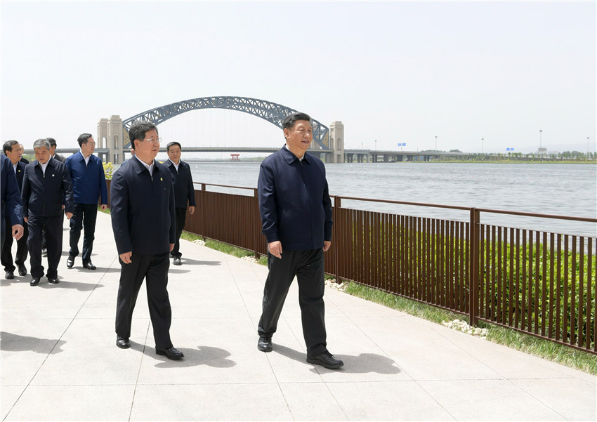 5月11日至12日，中共中央總書(shū)記、國(guó)家主席、中央軍委主席習(xí)近平在山西考察。這是5月12日中午，習(xí)近平在汾河太原城區(qū)晉陽(yáng)橋段考察汾河水治理及沿岸生態(tài)保護(hù)、城市環(huán)境建設(shè)等情況。新華社記者 李學(xué)仁 攝