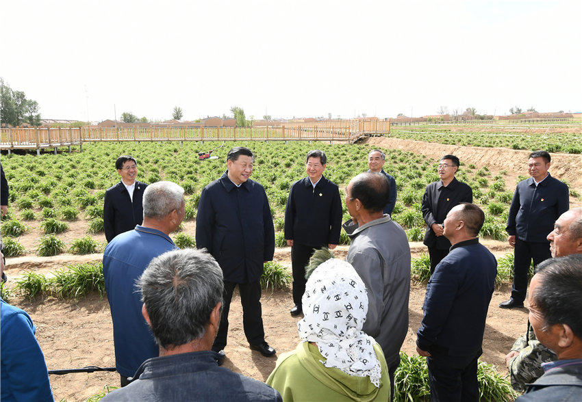 5月11日至12日，中共中央總書記、國家主席、中央軍委主席習(xí)近平在山西考察。這是5月11日下午，習(xí)近平在大同市雲(yún)州區(qū)有機(jī)黃花標(biāo)準(zhǔn)化種植基地，同正在勞作的村民們親切交談。 新華社記者 謝環(huán)馳 攝