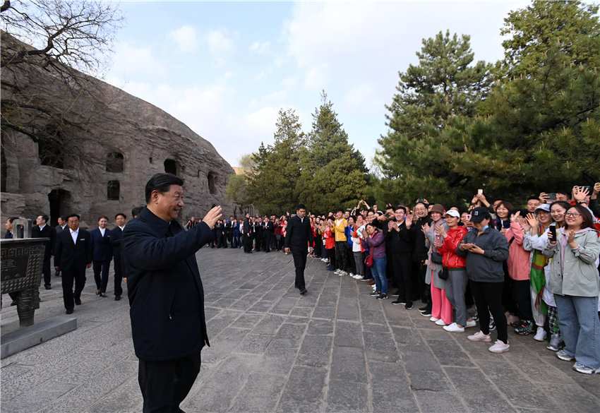 5月11日至12日，中共中央總書記、國家主席、中央軍委主席習(xí)近平在山西考察。這是5月11日下午，習(xí)近平在大同市雲(yún)岡石窟考察時(shí)，向游客們揮手致意。新華社記者 李學(xué)仁 攝