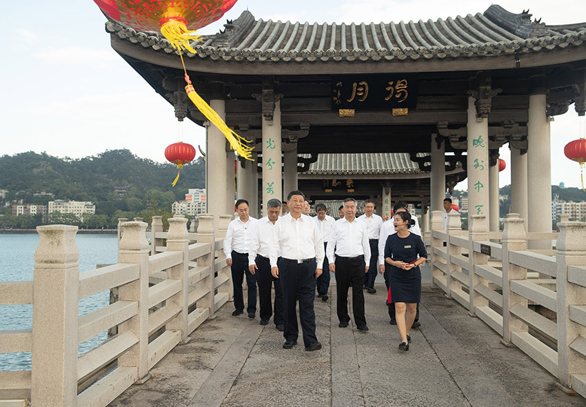 10月12日至13日，中共中央總書記、國家主席、中央軍委主席習(xí)近平在廣東考察。這是12日下午，習(xí)近平在潮州市察看廣濟(jì)橋，了解橋梁歷史文化特色，聽取修復(fù)保護(hù)情況介紹。 新華社記者 鞠鵬 攝