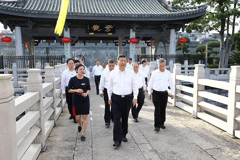 10月12日至13日，中共中央總書記、國家主席、中央軍委主席習近平在廣東考察。這是12日下午，習近平在潮州市察看廣濟橋，了解橋梁歷史文化特色，聽取修復保護情況介紹。 新華社記者 鞠鵬 攝