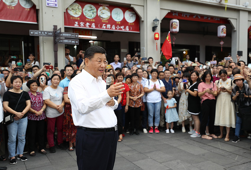 10月12日至13日，中共中央總書記、國家主席、中央軍委主席習(xí)近平在廣東考察。這是12日下午，習(xí)近平在潮州古城牌坊街考察時，同群眾親切交流。 新華社記者 鞠鵬 攝