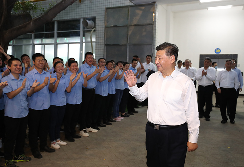 10月12日至13日，中共中央總書記、國家主席、中央軍委主席習(xí)近平在廣東考察。這是12日，習(xí)近平在潮州三環(huán)（集團(tuán)）股份有限公司考察時，向企業(yè)職工揮手致意。 新華社記者 鞠鵬 攝