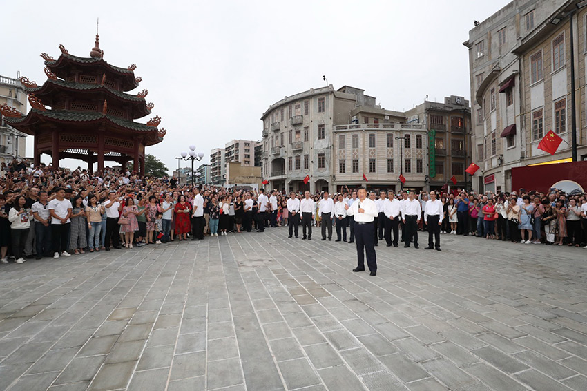 10月12日至13日，中共中央總書記、國家主席、中央軍委主席習(xí)近平在廣東考察。這是13日下午，習(xí)近平在汕頭市小公園開埠區(qū)，同當(dāng)?shù)厝罕姾陀慰陀H切交流。 新華社記者 王曄 攝