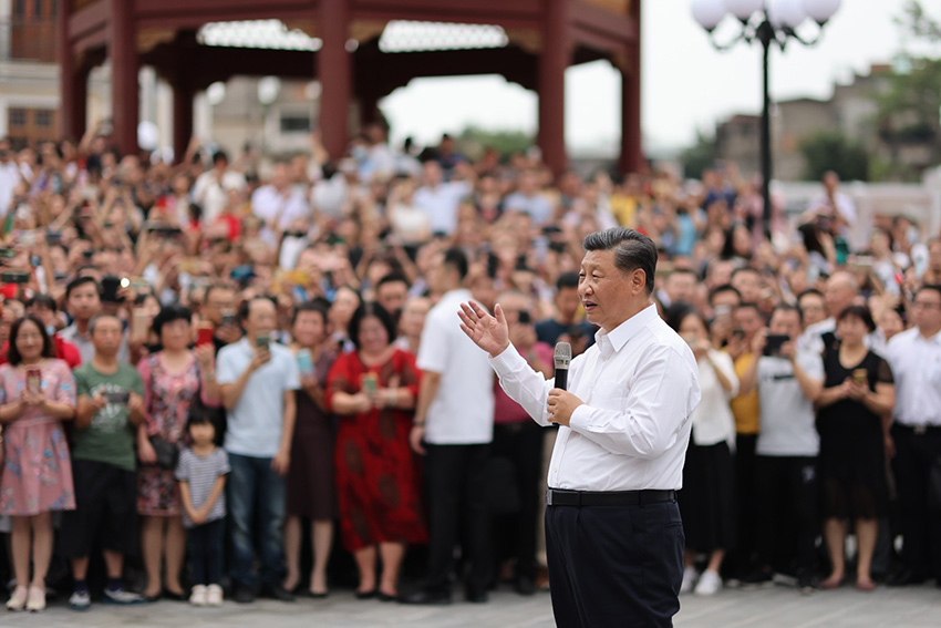 10月12日至13日，中共中央總書記、國家主席、中央軍委主席習近平在廣東考察。這是13日下午，習近平在汕頭市小公園開埠區(qū)，同當?shù)厝罕姾陀慰陀H切交流。 新華社記者 王曄 攝