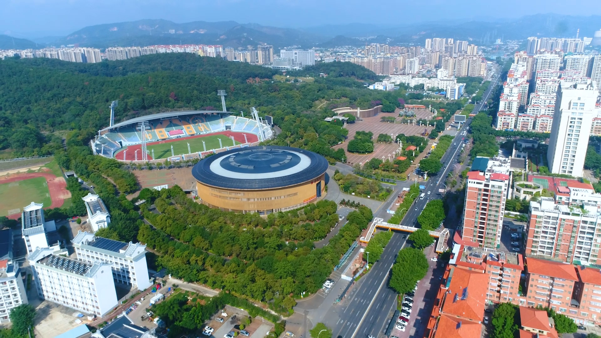 黨的十八大以來，廣東省梅州市梅縣區(qū)打造“綠水青山就是金山銀山”廣東樣本，推動梅縣老區(qū)蘇區(qū)全面振興發(fā)展。圖為梅縣區(qū)新縣城風光。