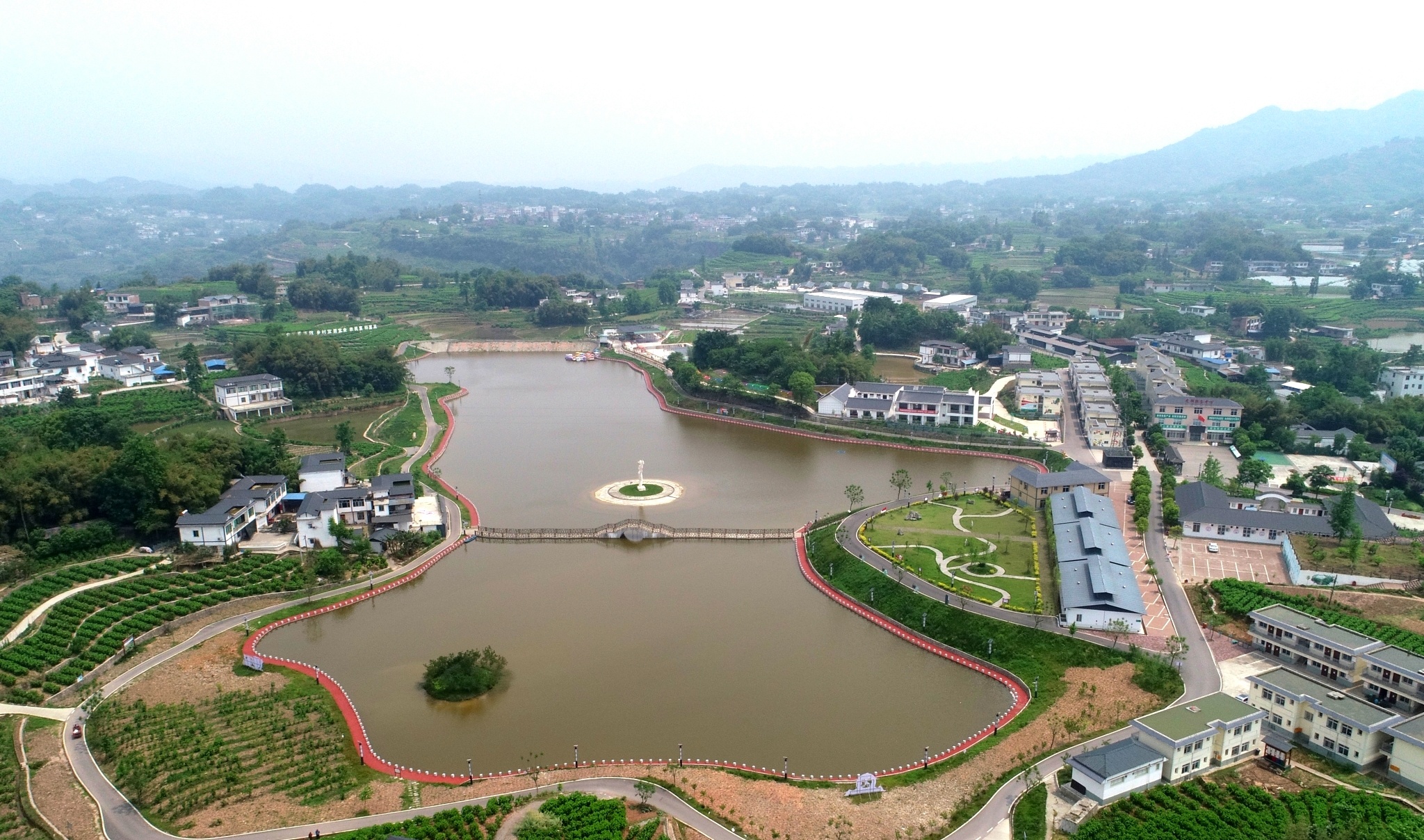 行走在四川省宜賓市高縣的廣袤農(nóng)村，到處激蕩著現(xiàn)代農(nóng)業(yè)發(fā)展的澎湃新潮。在這片充滿希望的田野上，鄉(xiāng)村美景和富民產(chǎn)業(yè)交相輝映，一幀幀農(nóng)業(yè)經(jīng)濟(jì)蓬勃發(fā)展的生動(dòng)圖景，串聯(lián)成充滿生機(jī)與希望的綠色畫卷，在廣袤大地上徐徐展開。