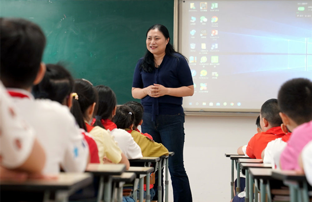 “時(shí)代楷?！眳侨罔航逃姓媲?育無(wú)止境