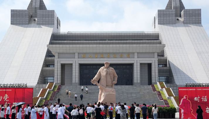 大力弘揚(yáng)大慶精神、鐵人精神大慶油田的開發(fā)建設(shè)，創(chuàng)造了令世人矚目的輝煌業(yè)績，挺起了民族工業(yè)的脊梁，大長了中國人的志氣！習(xí)近平總書記指出，大慶油田的卓越貢獻(xiàn)已經(jīng)鐫刻在偉大祖國的歷史豐碑上，大慶精神、鐵人精神已經(jīng)成為中華民族偉大精神的重要組成部分。