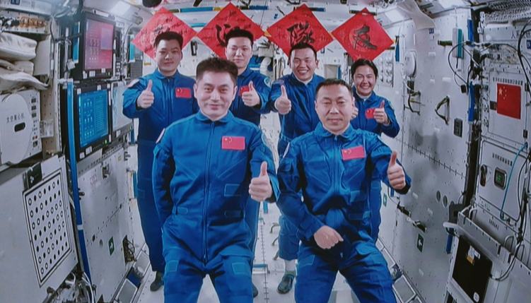 逐夢太空 接續(xù)奮斗2024年10月30日，神舟十九號載人飛船發(fā)射成功，6名航天員在中國空間站再度“會師”。習(xí)近平總書記指出，“建設(shè)航天強(qiáng)國要靠一代代人接續(xù)奮斗”，強(qiáng)調(diào)大力弘揚(yáng)載人航天精神。21年間，我國已有24名航天員進(jìn)入太空，載人航天事業(yè)實(shí)現(xiàn)了跨越式發(fā)展，取得了舉世矚目的成就。